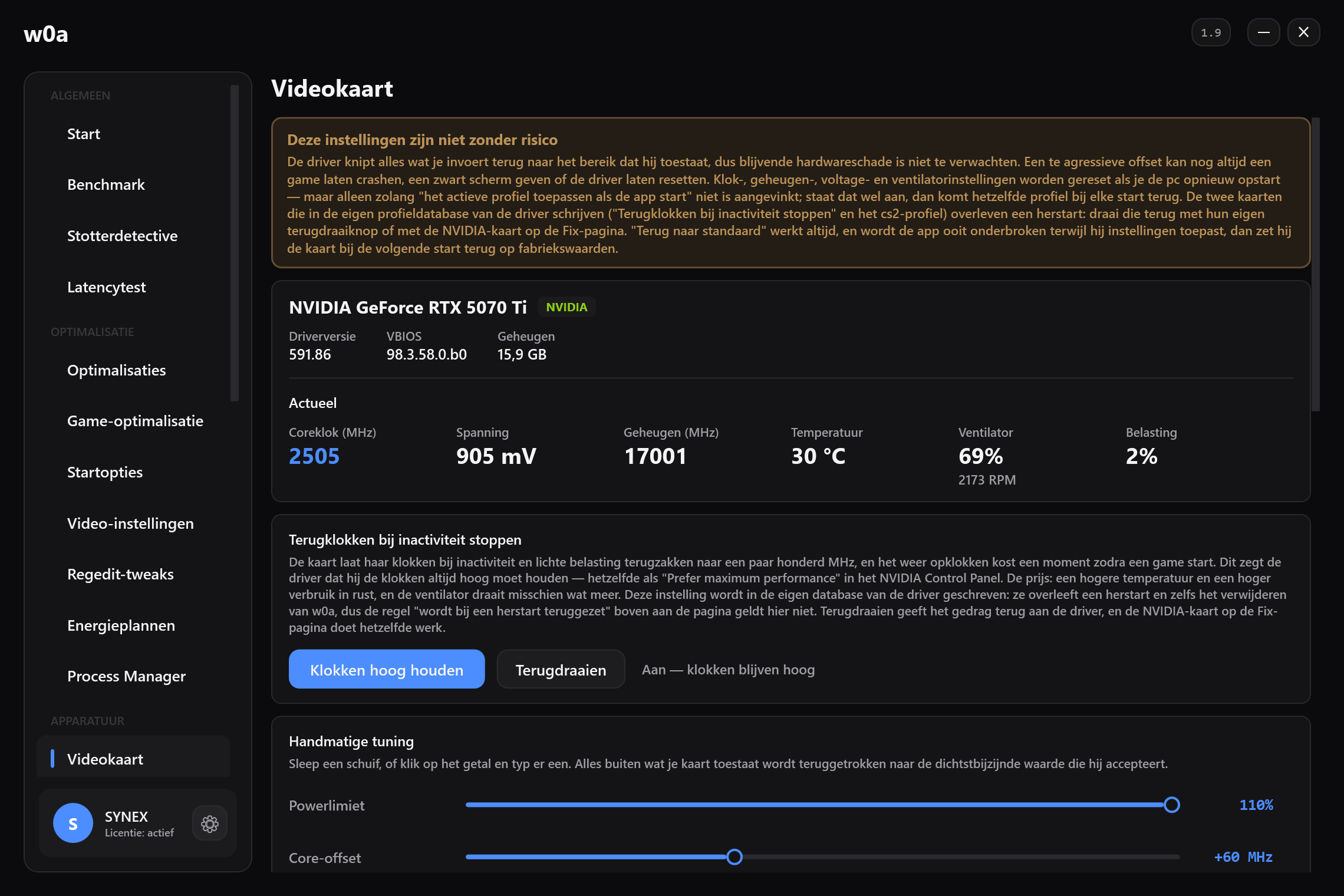 De pagina Videokaart: live kloksnelheid, spanning, geheugenklok, temperatuur, ventilator en belasting, met daaronder schuifregelaars voor het vermogenslimiet en de klok-offset.